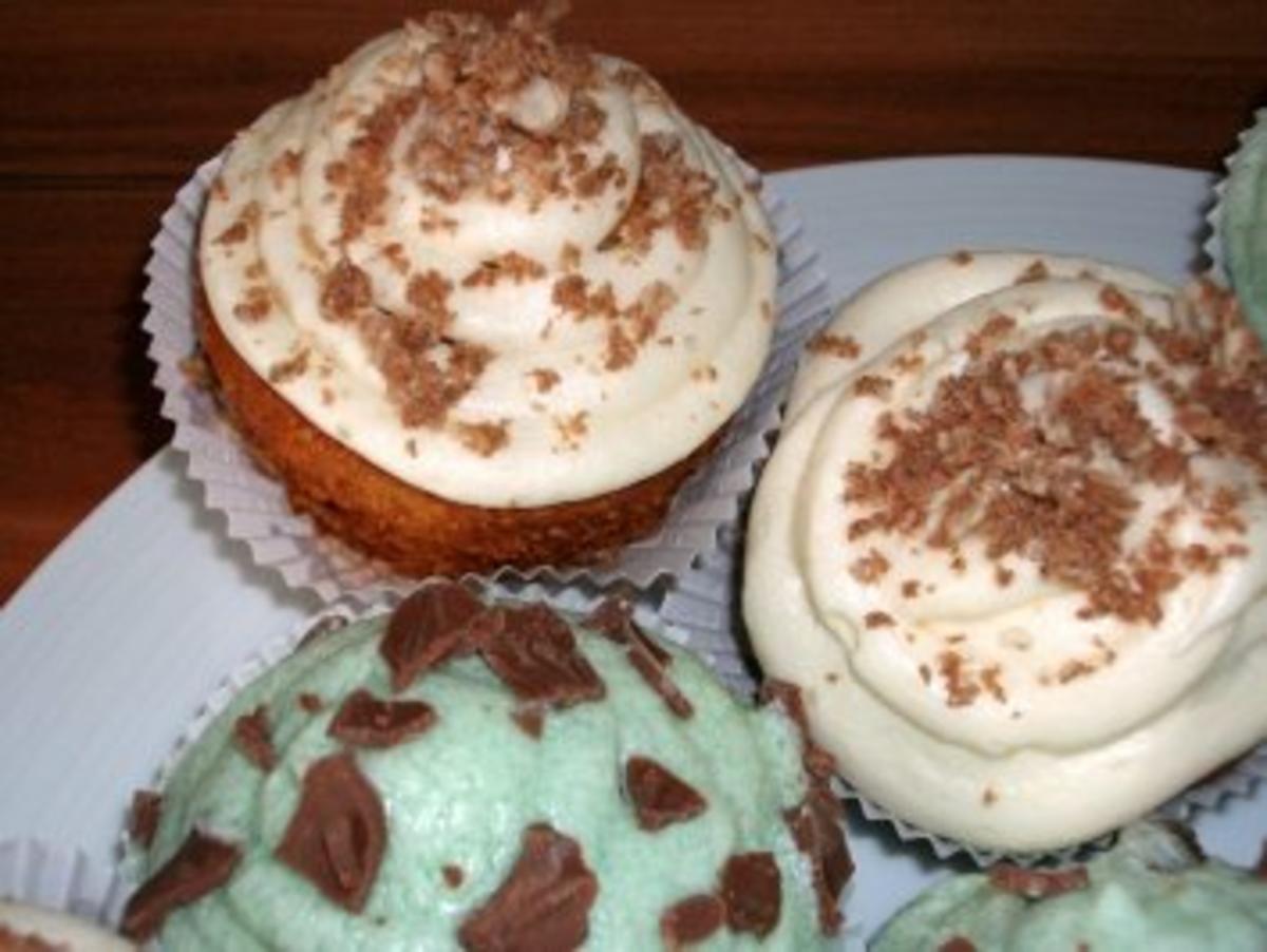 Bilder für Cupcakes mit Mandel- und Waldmeister-Topping - Rezept