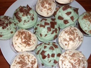 Cupcakes mit Mandel- und Waldmeister-Topping - Rezept - Bild Nr. 2