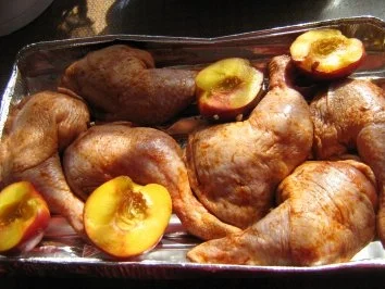 Rezept: Hähnchenschenkel mit Nektarinen gegrillt an Tomatensalat ..................... Bild Nr. 3 Hähnchenschenkel mit Nektarinen gegrillt an Tomatensalat ..................... - Rezept - Bild Nr. 3