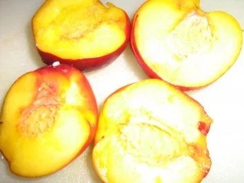 Rezept: Hähnchenschenkel mit Nektarinen gegrillt an Tomatensalat ..................... Bild Nr. 2 Hähnchenschenkel mit Nektarinen gegrillt an Tomatensalat ..................... - Rezept - Bild Nr. 2