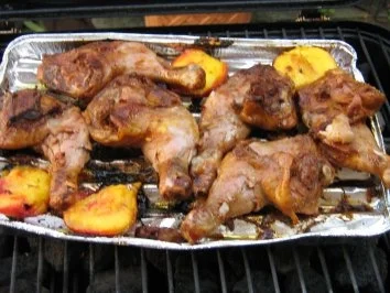 Rezept: Hähnchenschenkel mit Nektarinen gegrillt an Tomatensalat ..................... Bild Nr. 4 Hähnchenschenkel mit Nektarinen gegrillt an Tomatensalat ..................... - Rezept - Bild Nr. 4