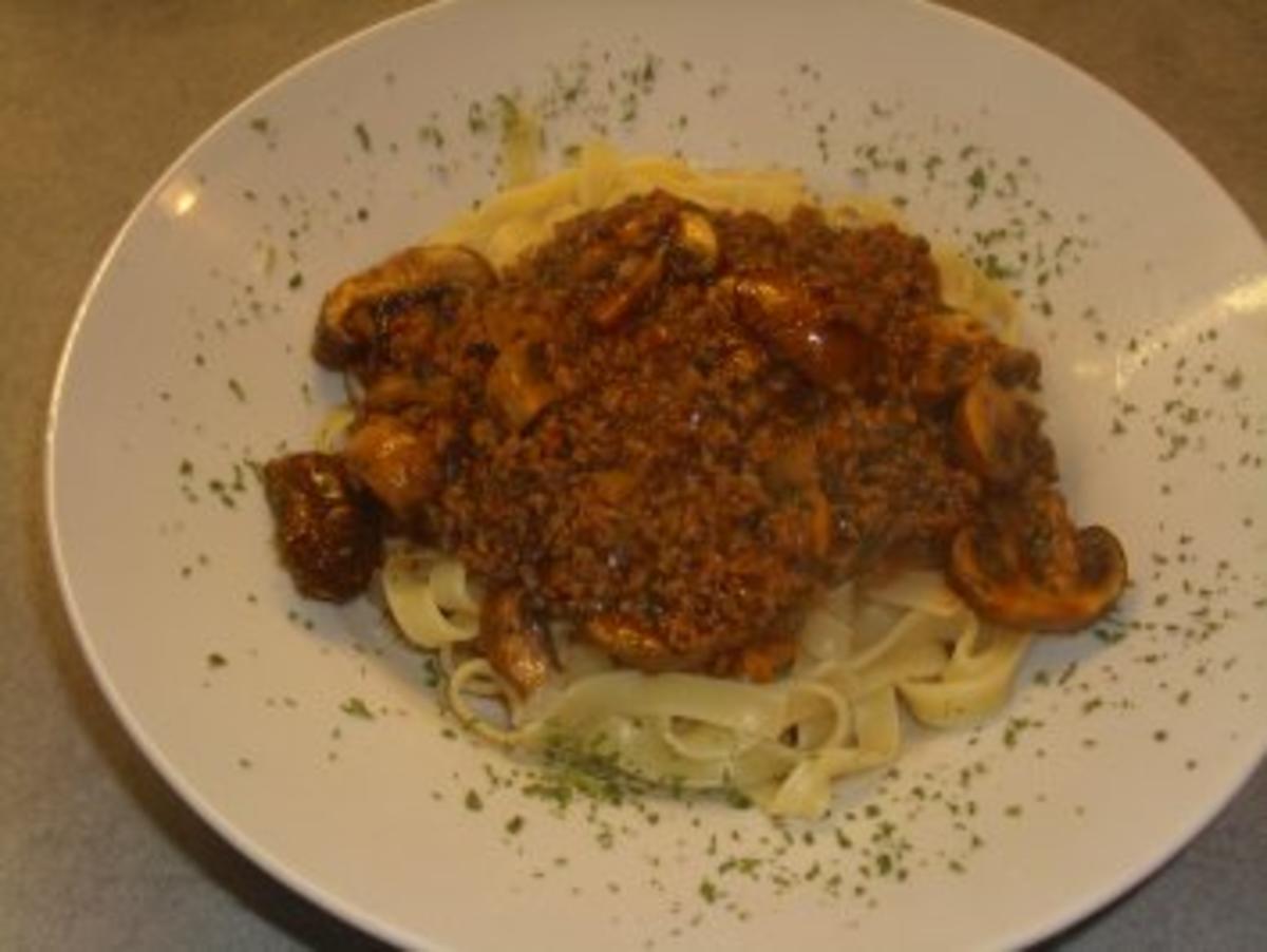 Nudelgerichte: Bandnudeln mit Pilz-Kräuter-Bolognese - Rezept - kochbar.de