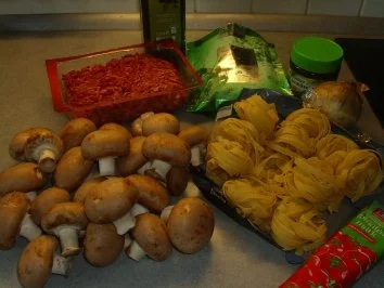 Nudelgerichte: Bandnudeln mit Pilz-Kräuter-Bolognese - Rezept - Bild Nr. 2
