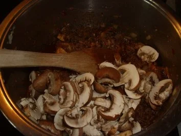 Nudelgerichte: Bandnudeln mit Pilz-Kräuter-Bolognese - Rezept - Bild Nr. 3