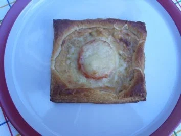 Pikante Kuchen: Blätterteig mit Zwiebelschmand und Tomaten - Rezept