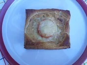 Pikante Kuchen: Blätterteig mit Zwiebelschmand und Tomaten - Rezept