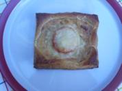Pikante Kuchen: Blätterteig mit Zwiebelschmand und Tomaten - Rezept