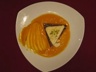 Rezept: Vanilleeis auf Mangospiegel mit Mandeln, Pistazien und Mangofächer Vanilleeis auf Mangospiegel mit Mandeln, Pistazien und Mangofächer - Rezept