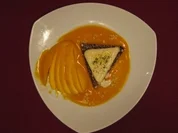 Vanilleeis auf Mangospiegel mit Mandeln, Pistazien und Mangofächer - Rezept