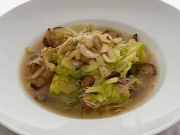 Rezept: Portugiesische "Caldo Verde" (Grünkohlsuppe) mit Piri-Piri Portugiesische "Caldo Verde" (Grünkohlsuppe) mit Piri-Piri - Rezept