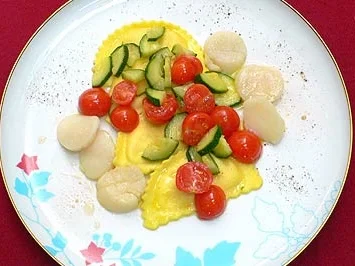 Hummerravioli mit Balsamico und Jakobsmuscheln auf Tomatensalatbett - Rezept