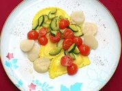 Hummerravioli mit Balsamico und Jakobsmuscheln auf Tomatensalatbett - Rezept