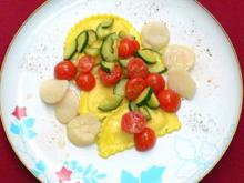 Hummerravioli mit Balsamico und Jakobsmuscheln auf Tomatensalatbett - Rezept