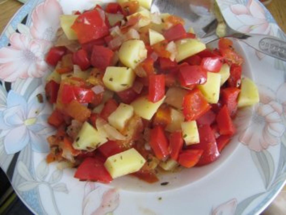 Leckere gedünstete Kartoffeln mit Paprika und Tomate - Rezept