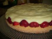 Biskuit mit Erdbeeren und Vanillepudding - Rezept