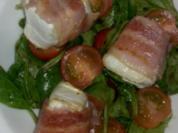 Ziegenkäsetaler im Speckmantel auf Ruccola-Feld-Salat - Rezept