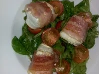 Ziegenkäsetaler im Speckmantel auf Ruccola-Feld-Salat - Rezept - Bild Nr. 2