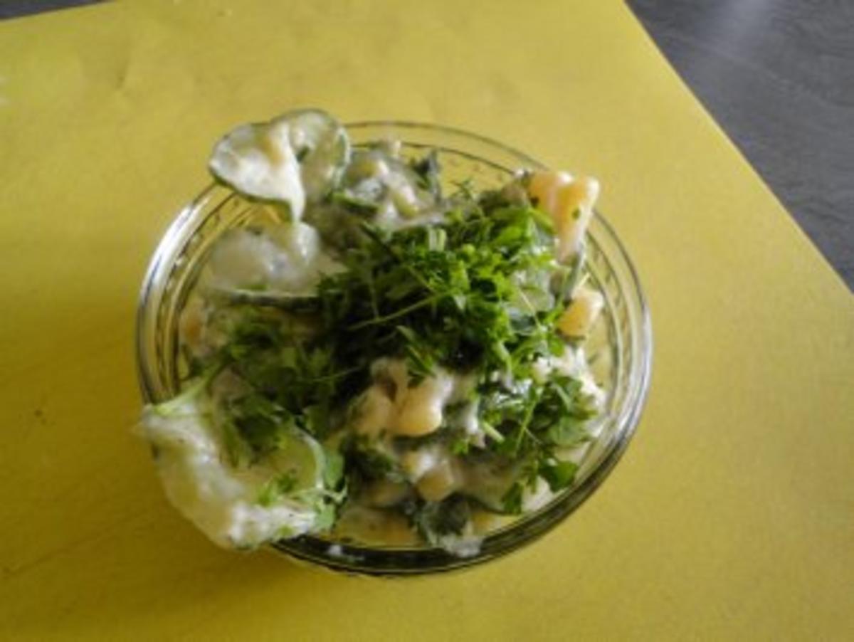 Kartoffelsalat mit Gurkensalat untereinander - Rezept