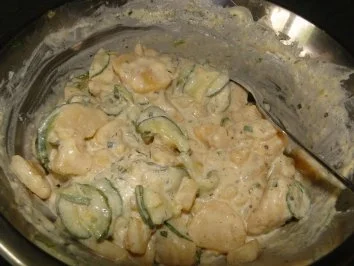 Kartoffelsalat mit Gurkensalat untereinander - Rezept - Bild Nr. 2