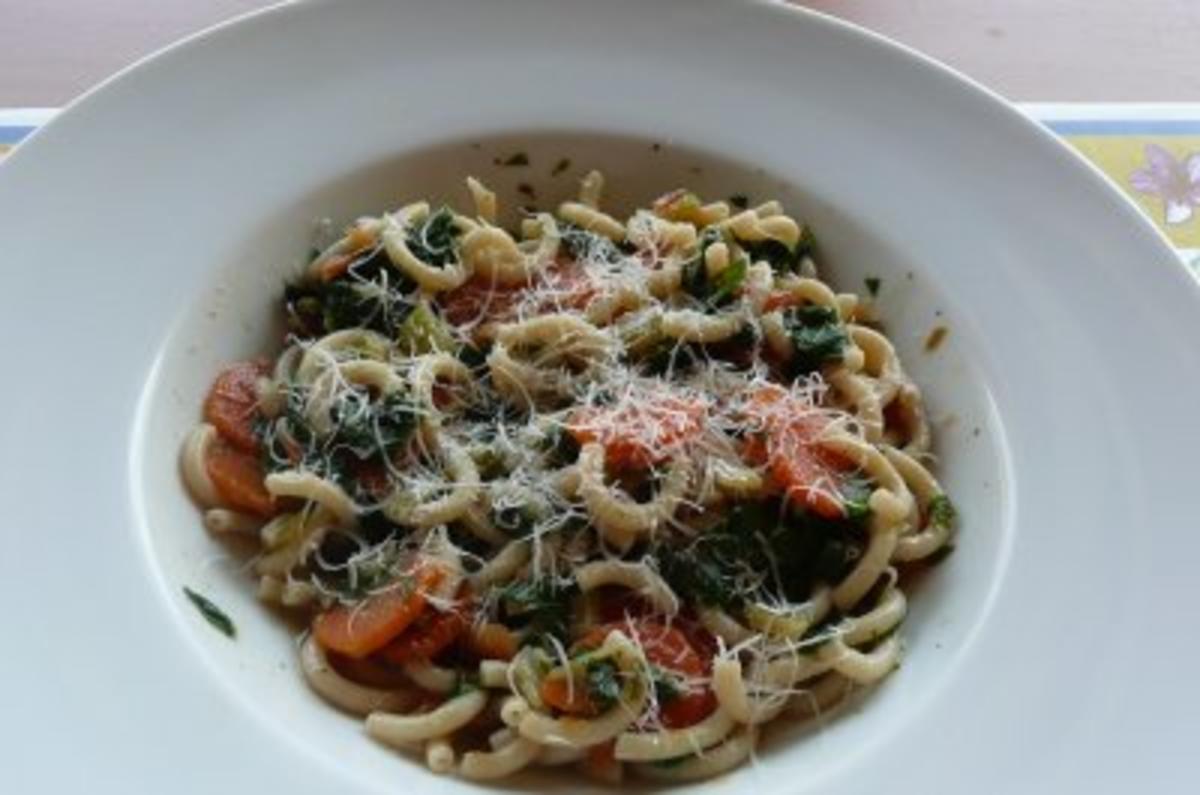 Salate: Warmer Nudel- Möhren- Mangoldsalat - Rezept - kochbar.de