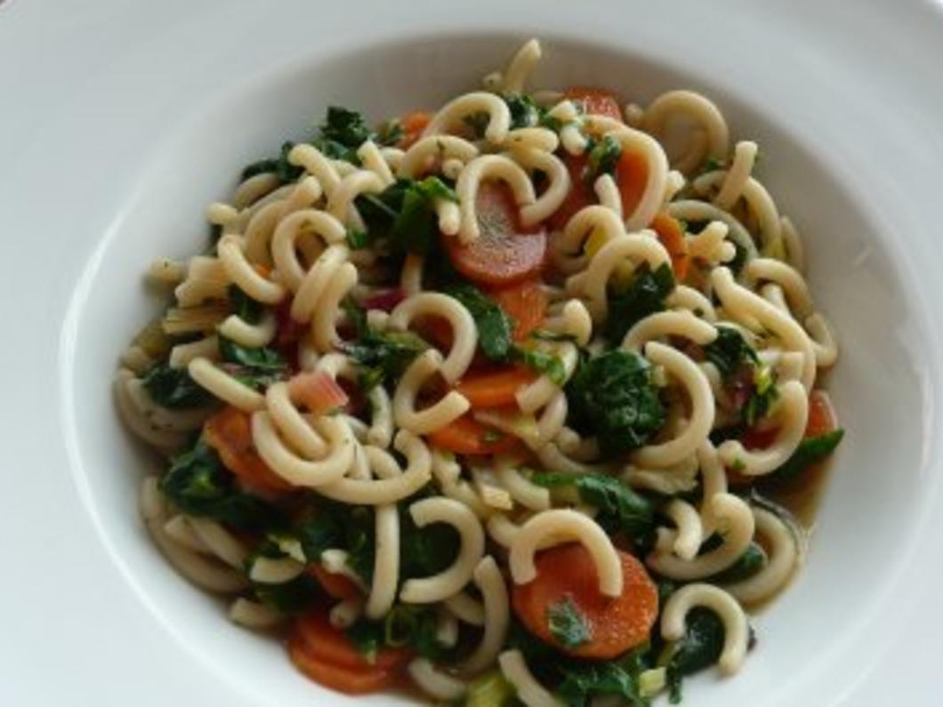 Salate: Warmer Nudel- Möhren- Mangoldsalat - einfach - von Willmei Salate: Warmer Nudel- Möhren- Mangoldsalat - einfach - von Willmei