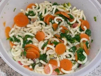 Rezept: Salate: Warmer Nudel- Möhren- Mangoldsalat Bild Nr. 7 Salate: Warmer Nudel- Möhren- Mangoldsalat - Rezept - Bild Nr. 7