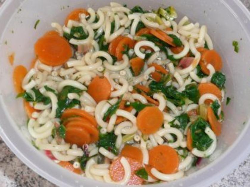 Salate: Warmer Nudel- Möhren- Mangoldsalat - einfach - von Willmei
