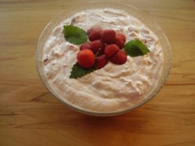 Erdbeerquark mit Joghurt und Sahne - Rezept