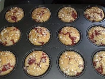 Rezept: Muffins: Erdbeer-Joghurt-Muffins Bild Nr. 2 Muffins: Erdbeer-Joghurt-Muffins - Rezept - Bild Nr. 2