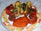 Grillen: Grillwürstchen auf Vollkornbrot mit Käse überbacken - Rezept