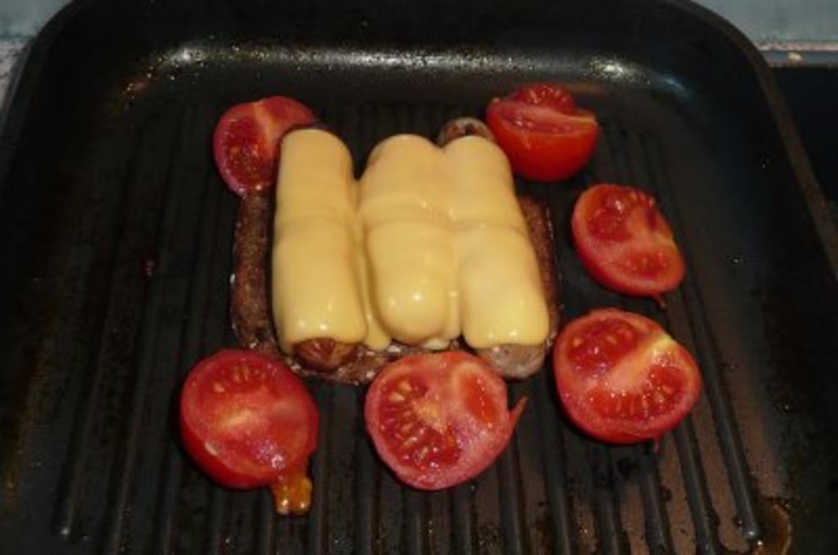 Grillen: Grillwürstchen auf Vollkornbrot mit Käse überbacken - Rezept - Bild Nr. 3