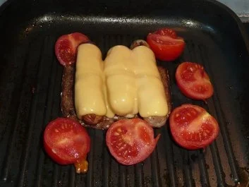 Grillen: Grillwürstchen auf Vollkornbrot mit Käse überbacken - Rezept - Bild Nr. 3