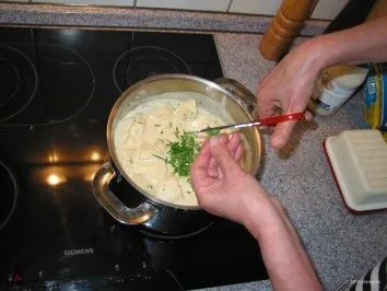 Rezept: Feine Kräutersauce mit neuen Kartoffeln vereint Bild Nr. 3 Feine Kräutersauce mit neuen Kartoffeln vereint - Rezept - Bild Nr. 3