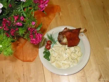 Rezept: Feine Kräutersauce mit neuen Kartoffeln vereint Feine Kräutersauce mit neuen Kartoffeln vereint - Rezept