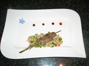 Arabischer Grießsalat an gebratenem Lammfilet auf Rosmarinspieß - Rezept
