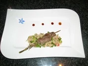 Arabischer Grießsalat an gebratenem Lammfilet auf Rosmarinspieß - Rezept