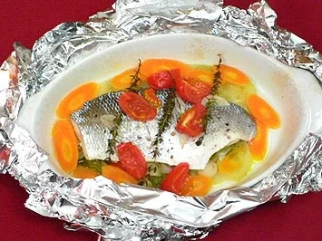 Rezept: Wolfsbarsch in der Tüte mit Gemüse, roten Linsen und Joghurt Wolfsbarsch in der Tüte mit Gemüse, roten Linsen und Joghurt - Rezept