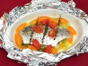 Wolfsbarsch in der Tüte mit Gemüse, roten Linsen und Joghurt - Rezept