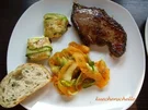 Rezept: Rindersteak mit Zucchini-Variationen Rindersteak mit Zucchini-Variationen - Rezept