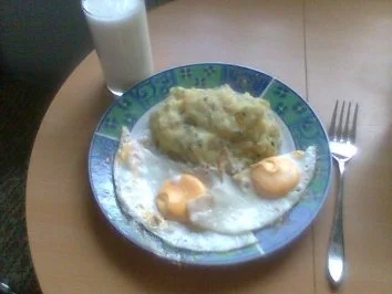 Stampfkartoffel mit Spiegelei,dazu Buttermich trinken ! - Rezept - Bild Nr. 6