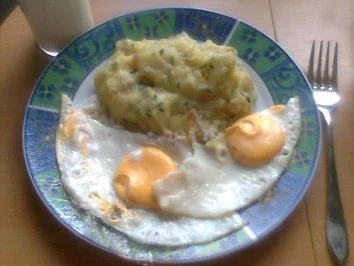 Stampfkartoffel mit Spiegelei,dazu Buttermich trinken ! - Rezept - Bild Nr. 7