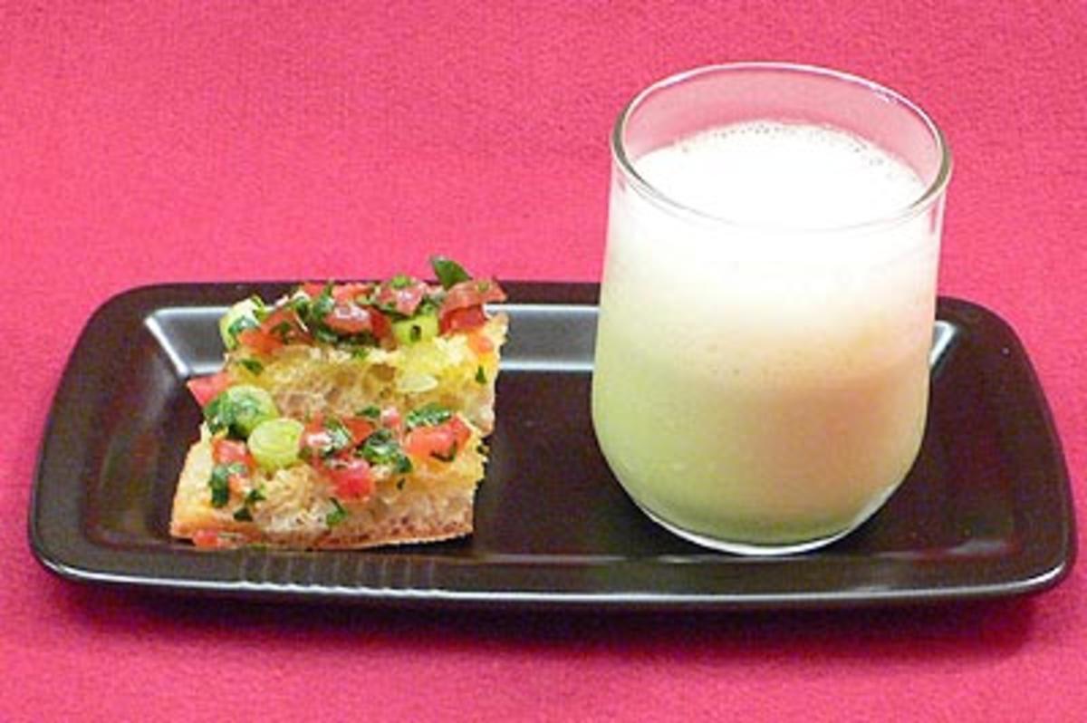 Bilder für Geeiste Erbsencreme mit Pastinaken-Schaum und Tomatenbruschetta - Rezept