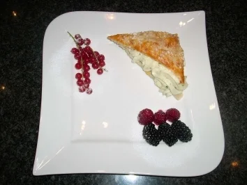 Rezept: Vanillemascarpone mit parfümierten Grappa Beeren im Strudelblatt Vanillemascarpone mit parfümierten Grappa Beeren im Strudelblatt - Rezept