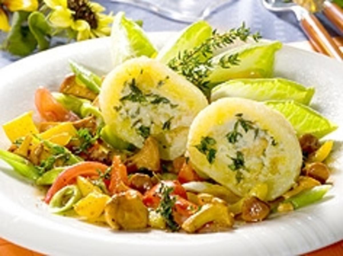 Bilder für Kartoffelkloß mit Kräuter-Käsefüllung auf buntem Gemüse - Rezept