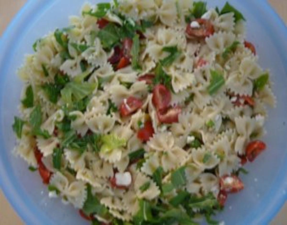 Tomaten Feta Rucola Nudel Salat - Rezept