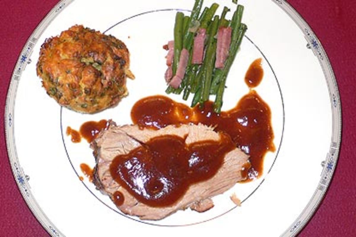 Lammkeule mit Speckbohnen und Kartoffel-Kräuter-Soufflee - Rezept