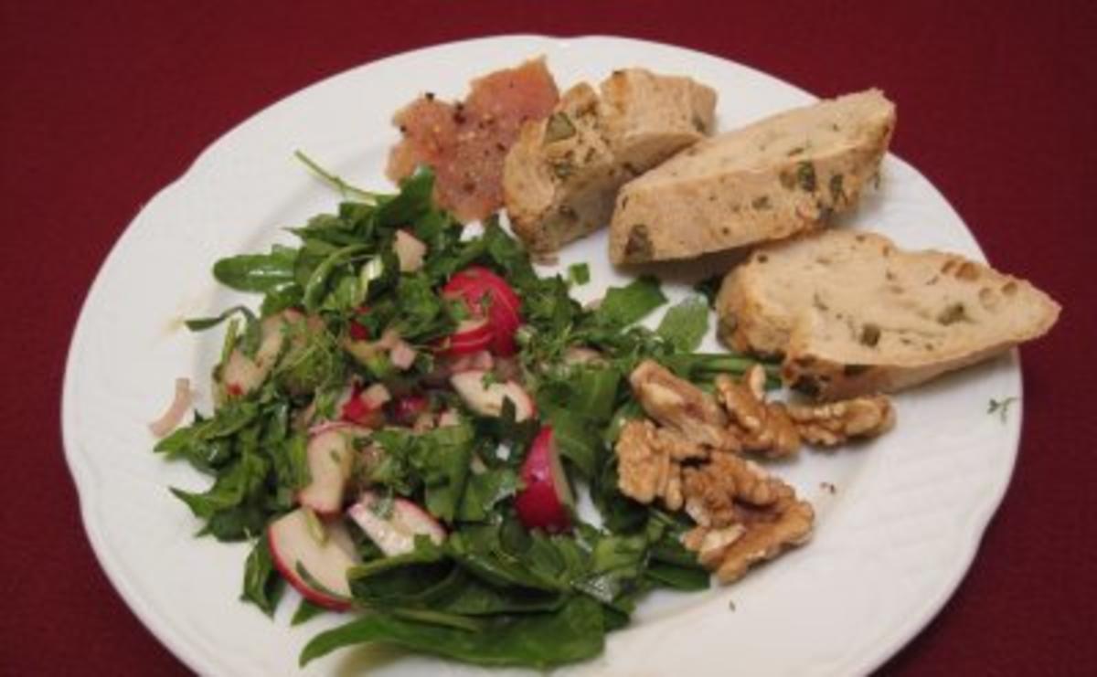 Wildkräuter-Salat mit selbst gebeiztem Graved Lachs - Rezept