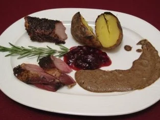 Wildschwein vom Spieß an feurigen Kartoffeln mit einer schwedischen Waldpilzsoße - Rezept