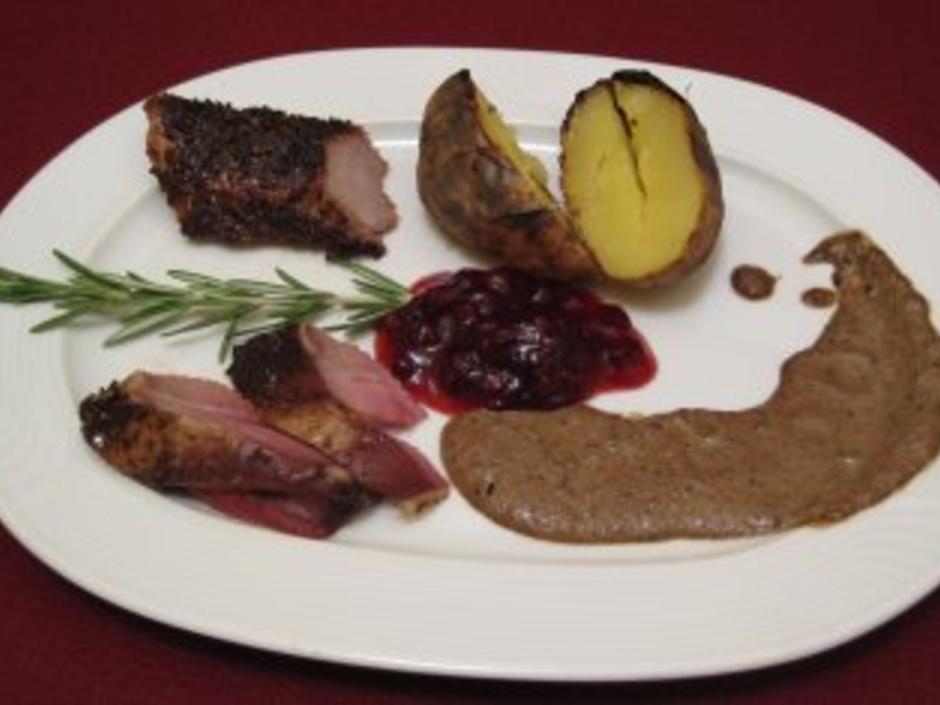 Wildschwein vom Spieß an feurigen Kartoffeln mit einer schwedischen ...