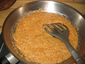 Rezept: Verschiedenes: Süßer, knuspriger Semmelbröselkrokant Bild Nr. 3 Verschiedenes: Süßer, knuspriger Semmelbröselkrokant - Rezept - Bild Nr. 3